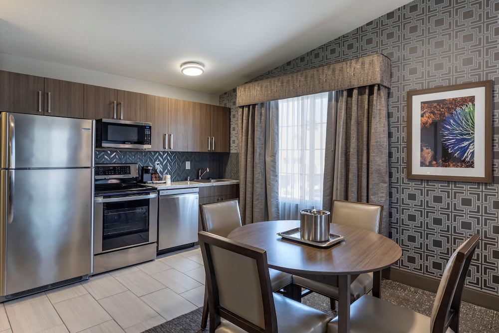 Suite, 1 King Bed, Non Smoking, Kitchen - Photo 1