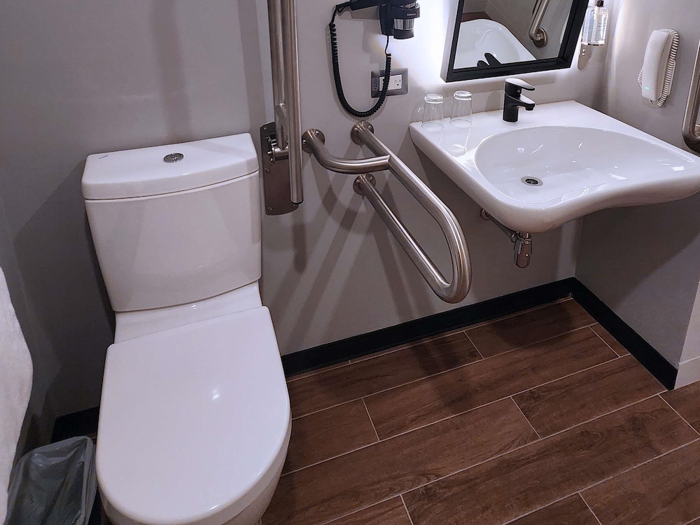 Standard Room, 1 Double Bed, Accessible (Accessible) - Photo 7