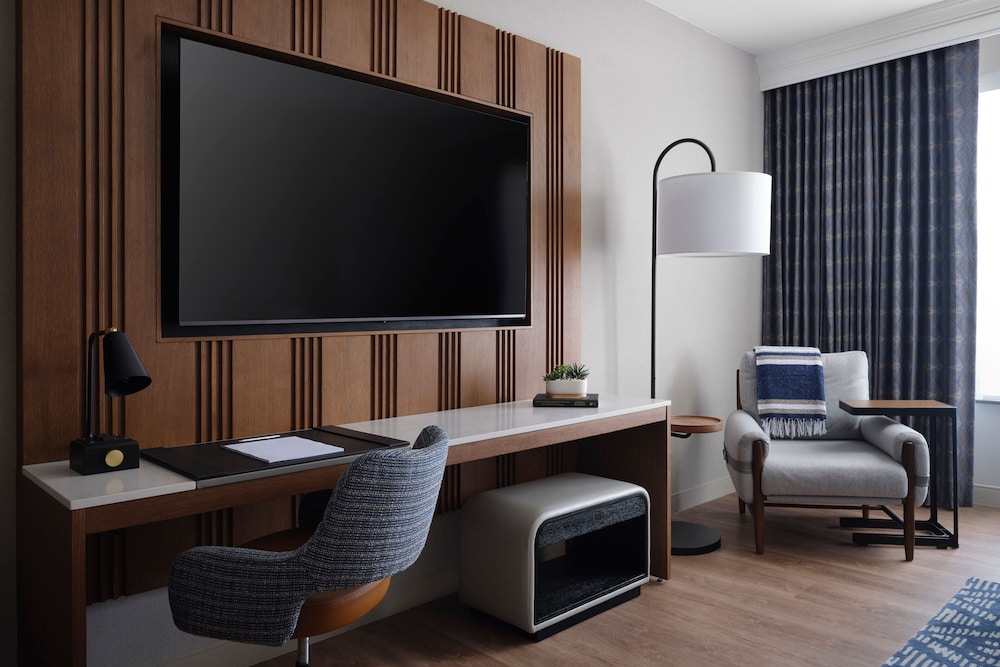 Club Room, 1 King Bed (Hearing Accessible) - Photo 4