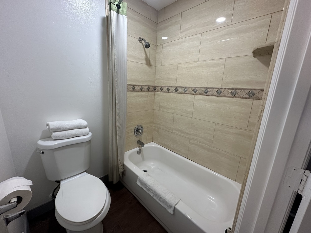 Basic Room, 1 King Bed, Non Smoking - Photo 2