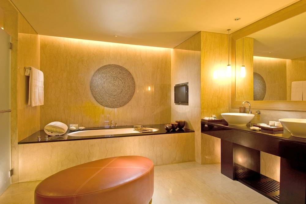 Conrad Suite, 2 Twin Beds - Photo 7