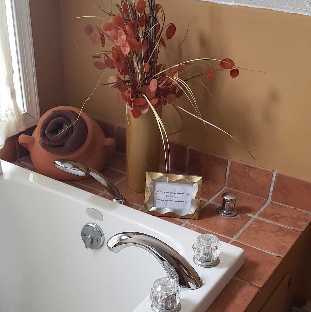 Traditional Studio Suite, 1 Queen Bed with Sofa bed (Pet Friendly) photo 3