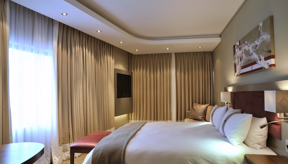 Premium Room, 1 King Bed thumbnail 5