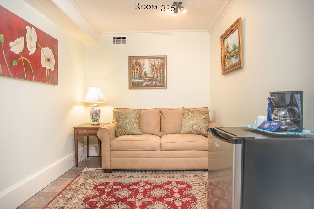 Room, 1 King Bed (315), Stairs Required photo 2