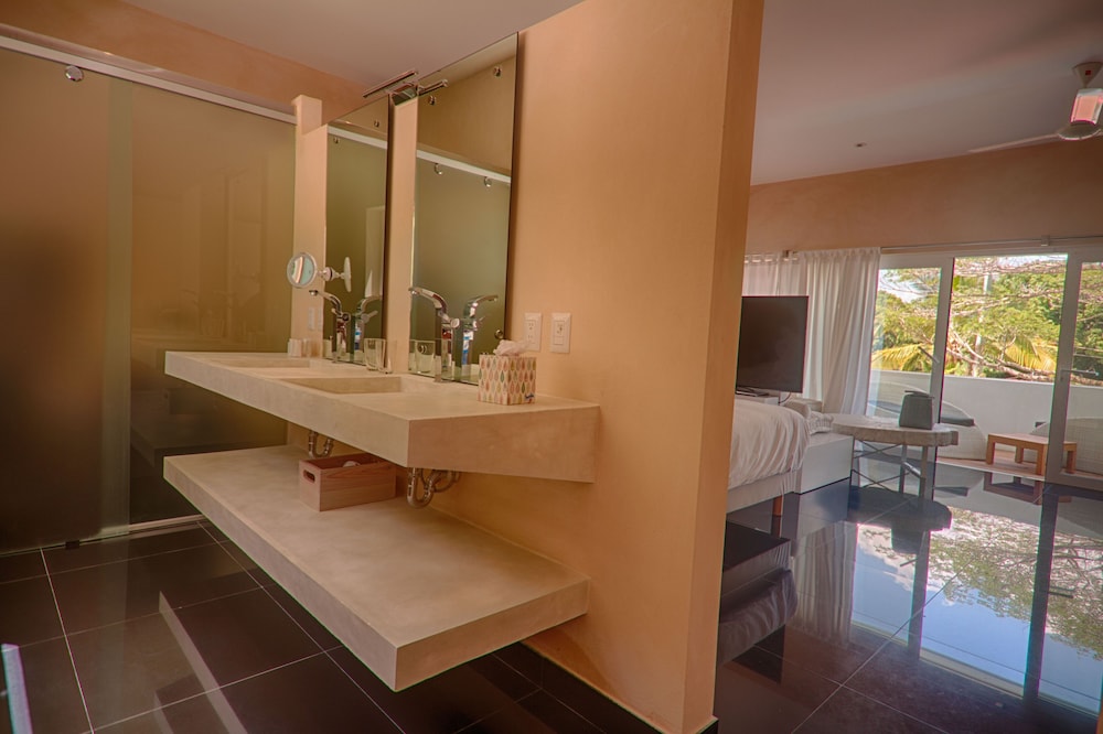 COCOON Suite, 1 King Bed, Terrace, Poolside, photo 6