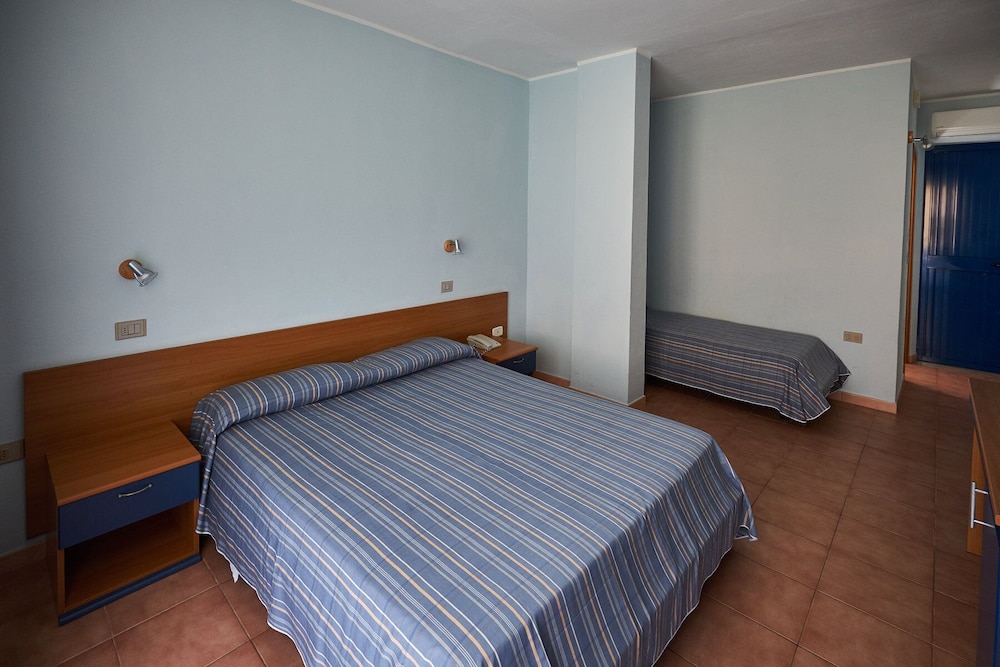 Classic Triple Room photo 2