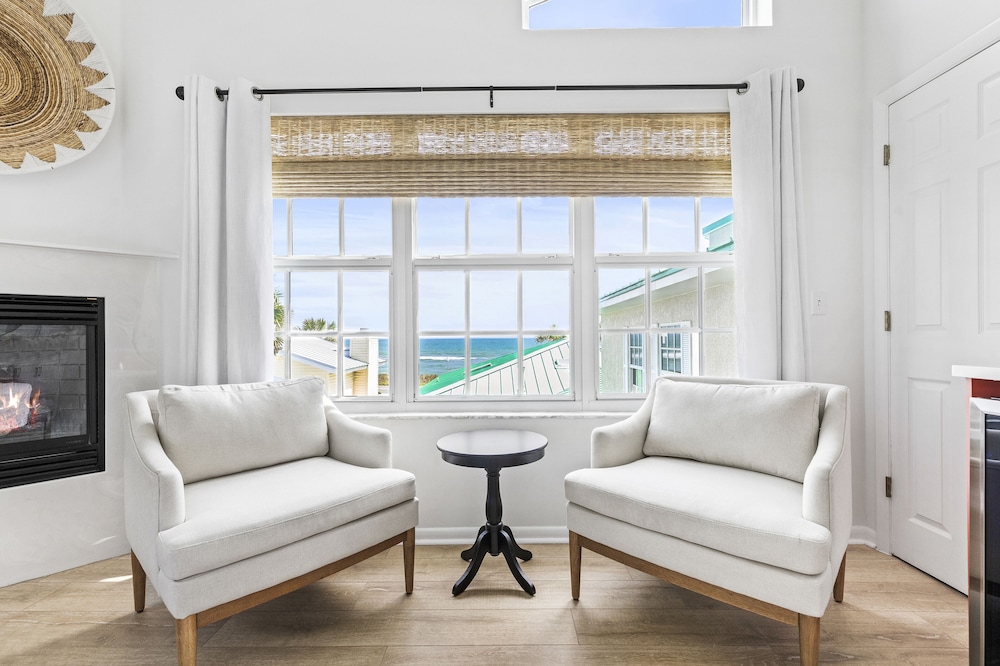 Romantic Studio Suite, 1 King Bed, Ocean View (Non-Pet Room) photo 2