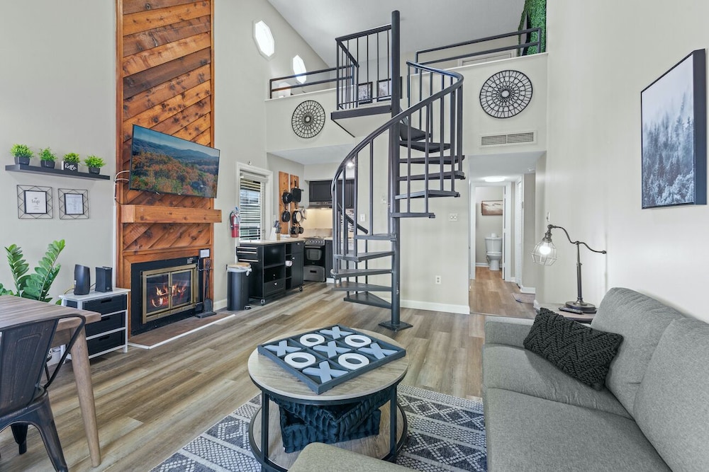 Condo, Multiple Beds, Balcony, Mountain View (The Loft)