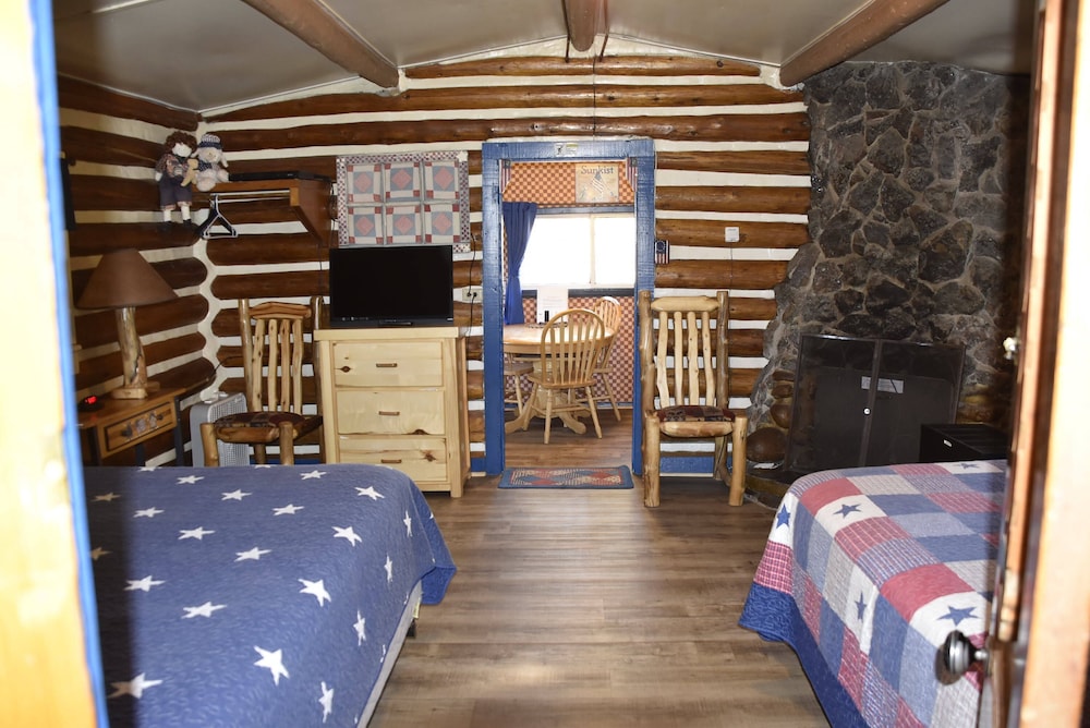 Americana Cabin (No Pets) photo 3