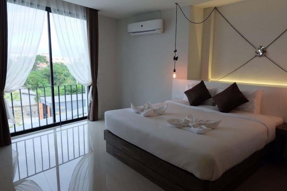 Deluxe Room, 1 King Bed, Non Smoking, Bathtub photo 2