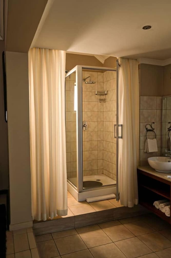 Business Studio Suite, 1 King Bed, Kitchen photo 2
