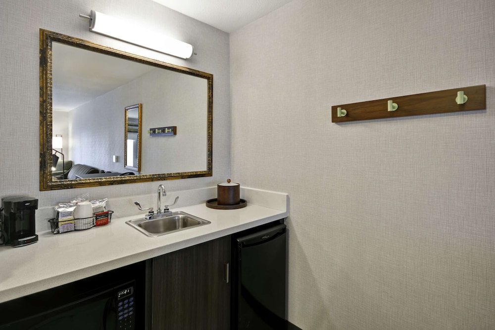 One room suite two queen non smoking - Photo 4