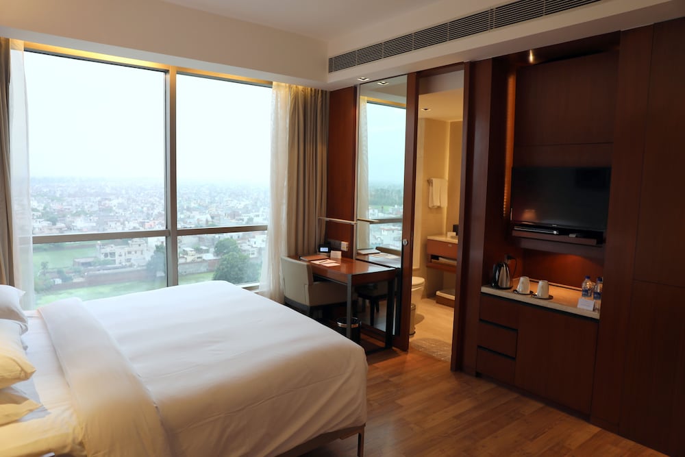Club Room, 1 King Bed - Photo 1