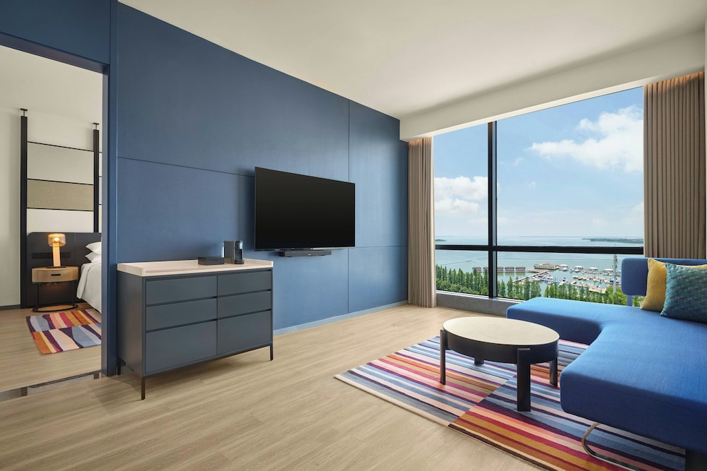 Suite, 1 King Bed, Lake View