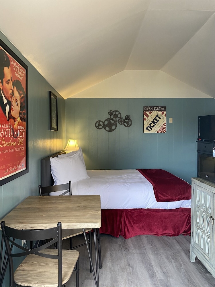 Cabin, 1 Queen Bed, Non Smoking, Refrigerator & Microwave