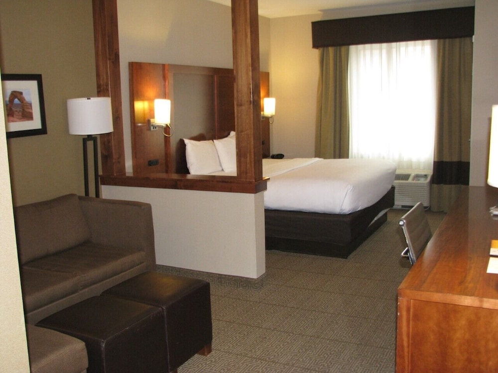 Suite, 1 King Bed with Sofa bed, Accessible, Non Smoking photo 2