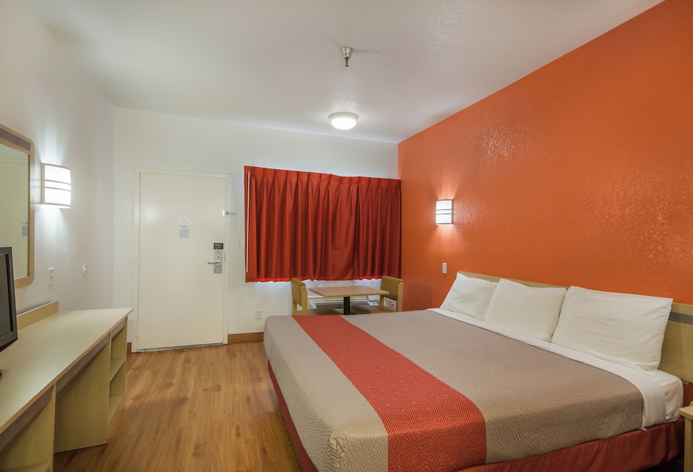 Room, 1 King Bed, Smoking photo 3