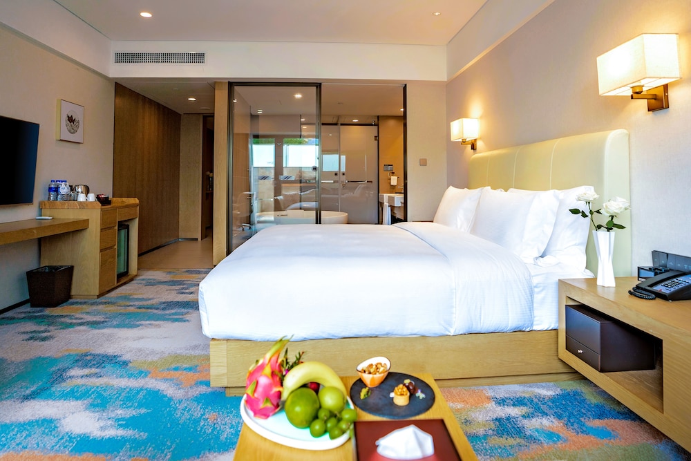Room, 1 King Bed, Courtyard View - Photo 3