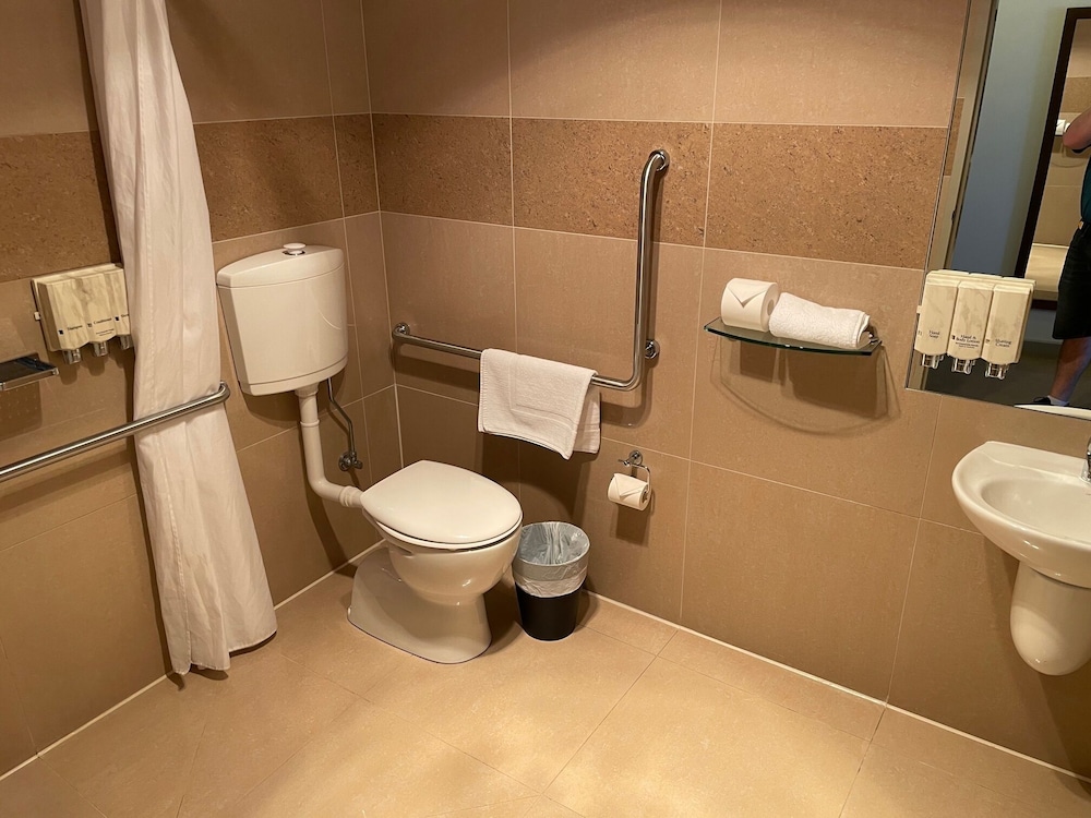 Deluxe Queen Suite photo 3