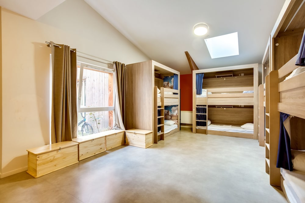 Bed in 8 beds dormitory with shared bathroom photo 1