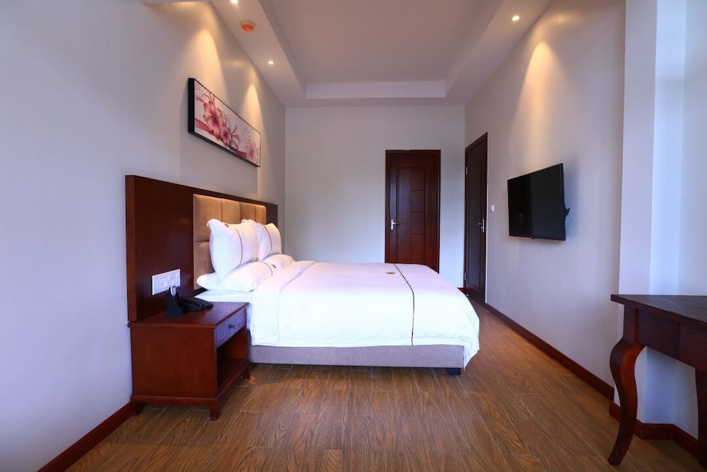 Family Suite, 1 King Bed, Garden View (Extra Bed Available) photo 1