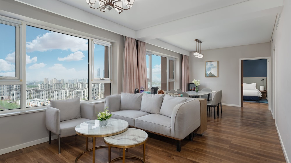 Suite, 1 Bedroom (Dining) - Photo 3