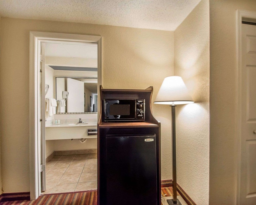 Standard Room, 2 Queen Beds, Non Smoking - Photo 1