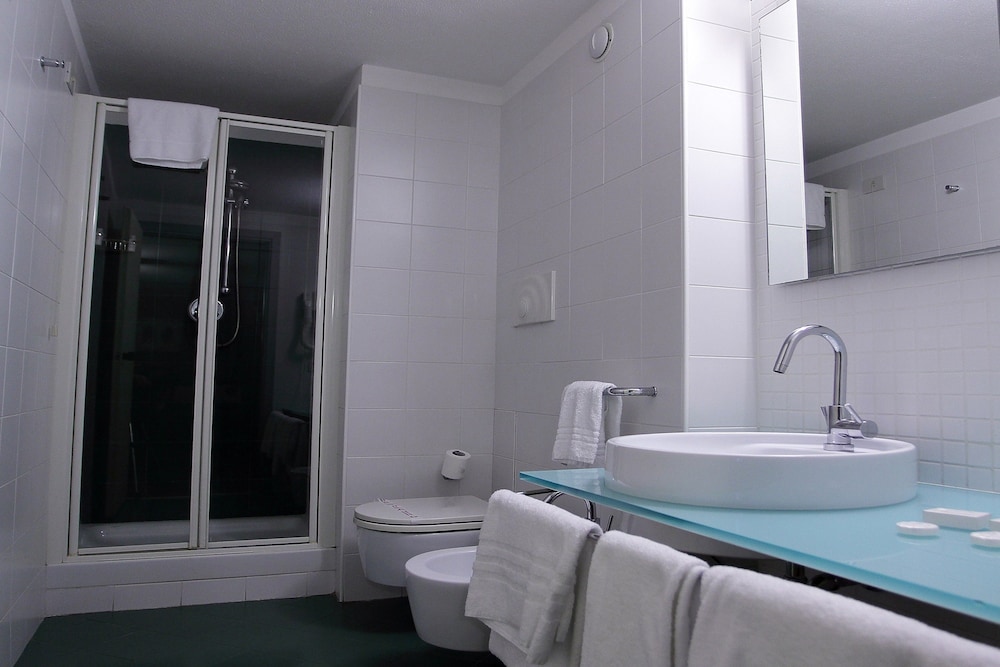 Standard Double or Twin Room - Photo 4