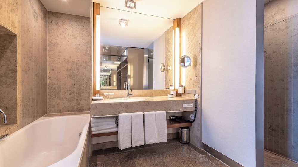 Suite, Corner
