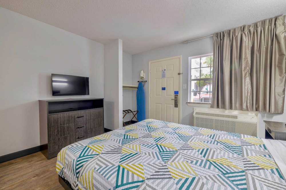 Deluxe Room, 1 Queen Bed, Smoking, Kitchenette - Photo 9