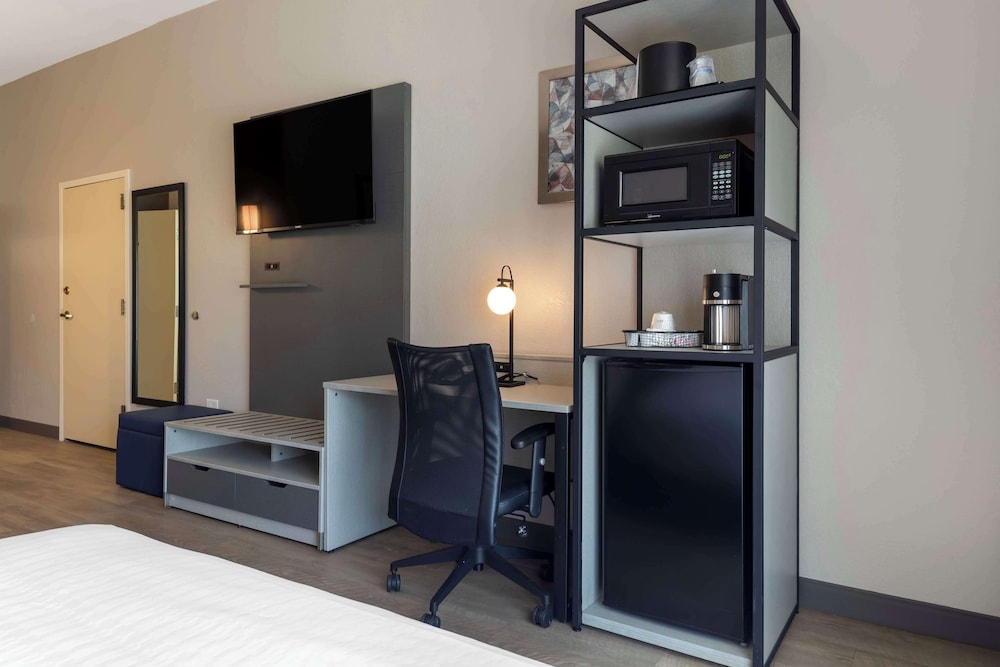 Standard Room, 2 Queen Beds, Accessible, Refrigerator & Microwave photo 3