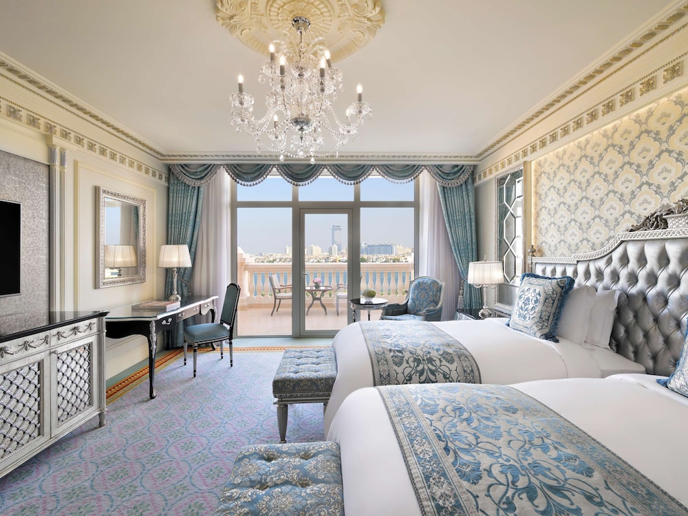Raffles Club Palm Room, Club Lounge Access