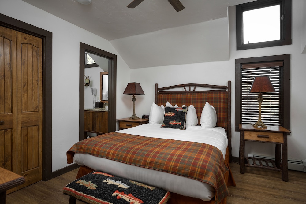 Basic Room, 1 Queen Bed (Small, No View, Adults Only)