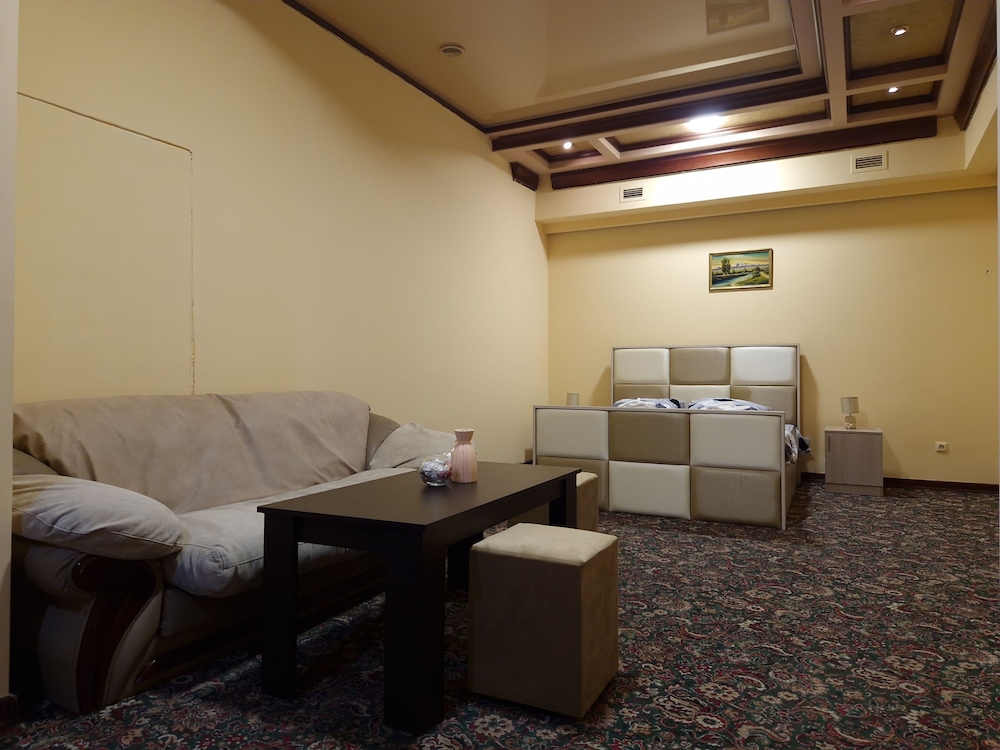 Classic Triple Room, City View photo 3