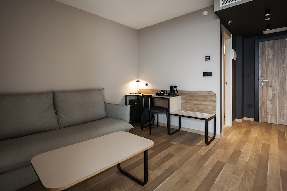 Deluxe Room, Terrace, Pool View (2 Adults + 2 children) photo 2