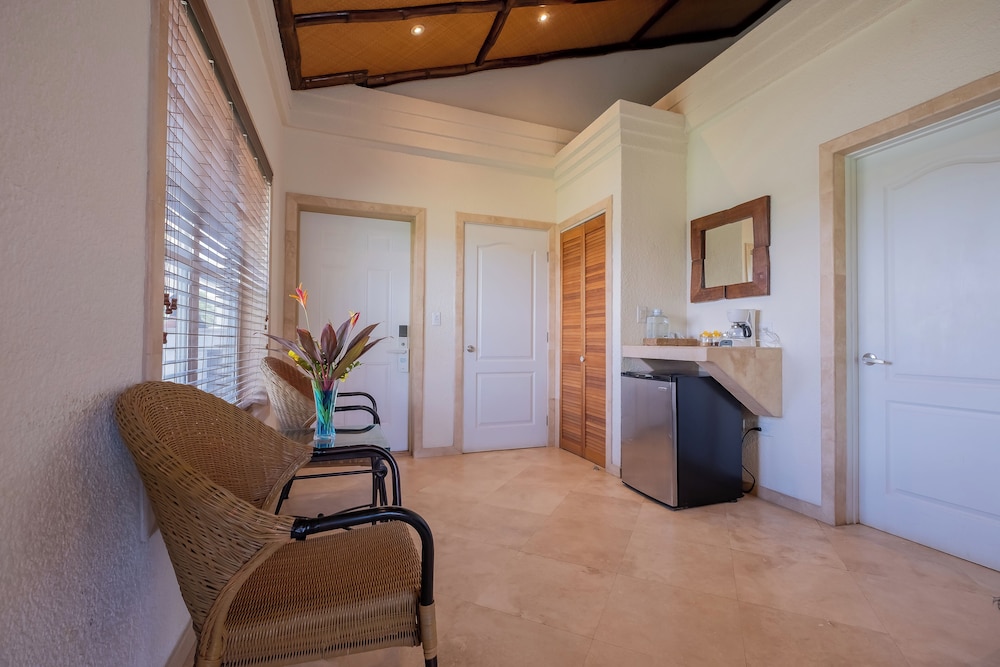 Suite, 3 Bedrooms, Ocean View (with 2 King&2 Queen Beds High Floor) photo 3