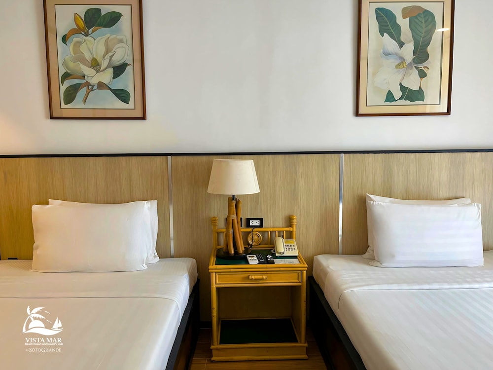 Second Floor Deluxe Double Room - Photo 12