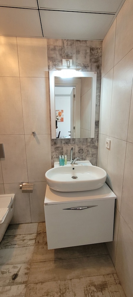 Deluxe Triple Room, City View photo 3