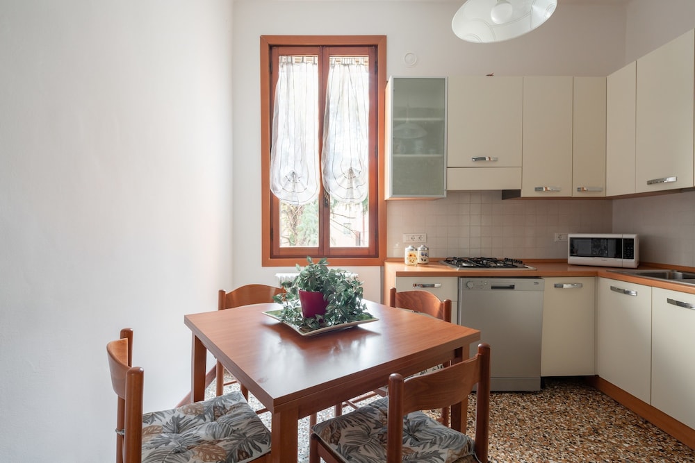 Classic Apartment, 2 Bedrooms, Canal View (Check-in online) photo 2