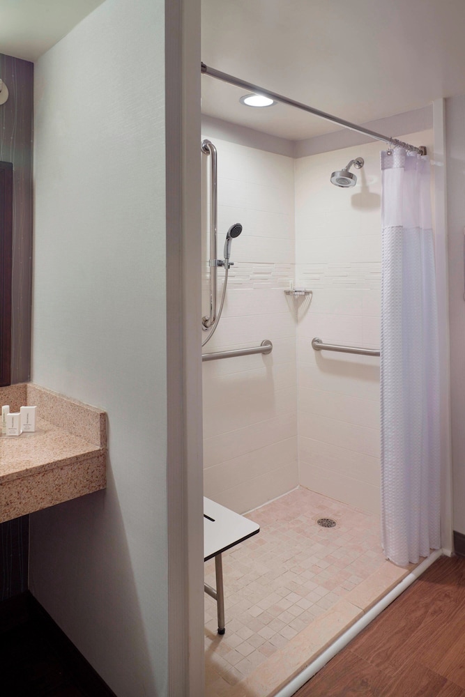 Room, 2 Queen Beds (Mobility/Hearing Access, Roll-In Shwr) - Photo 4