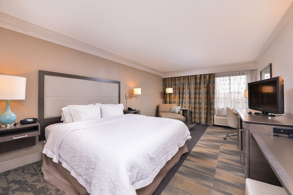 Standard Room, 1 King Bed, Non Smoking - Photo 2