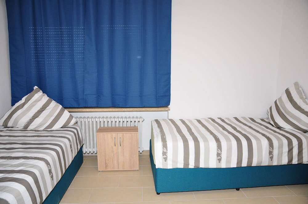 Economy Twin Room, Shared Bathroom (Nr. 10) photo 2