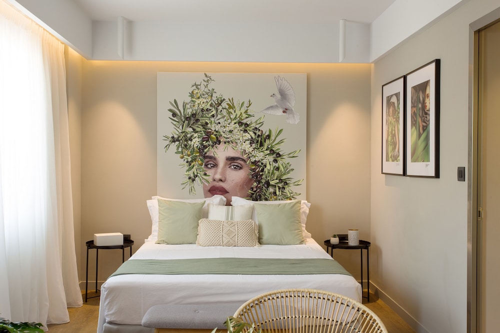 Deluxe King Suite photo 1
