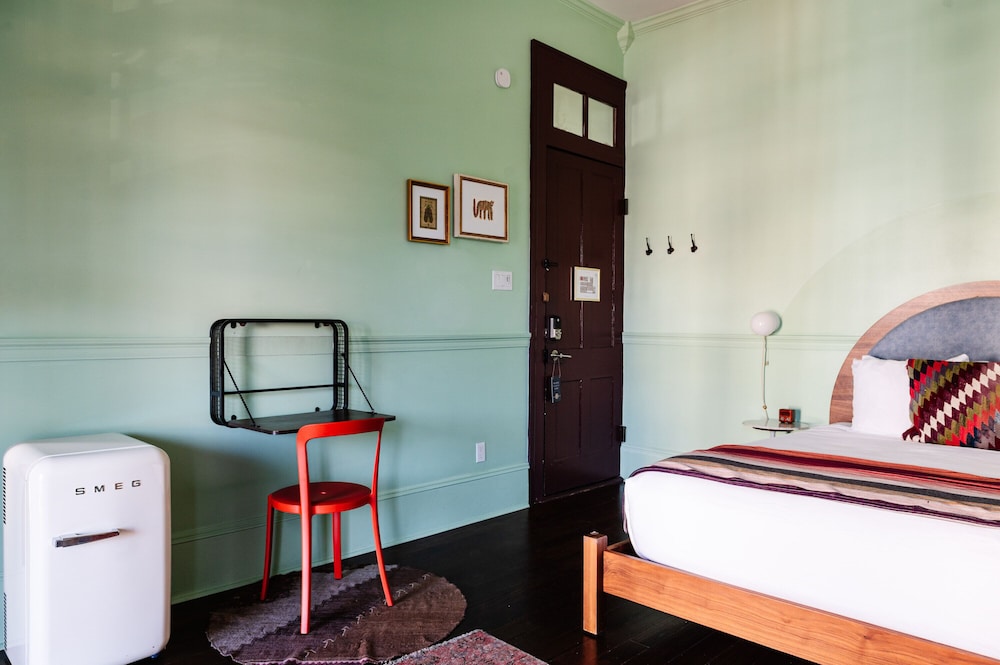 Queen Room (24/7 Front Desk) - Photo 1
