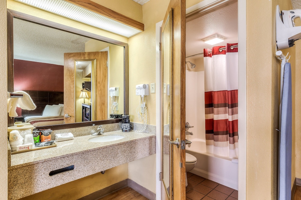 Superior Room, 1 King Bed, Non Smoking - Photo 4