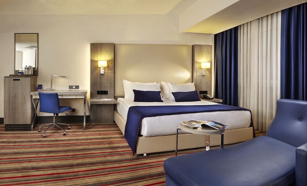 Suite, 1 King Bed, Smoking