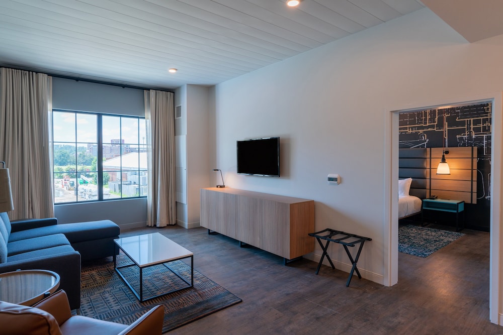 Suite, 1 King Bed, Transfer Shower (Communications Accessible) - Photo 2