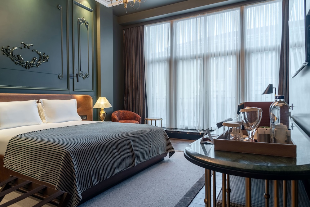 Grand Room, 1 King Bed photo 3