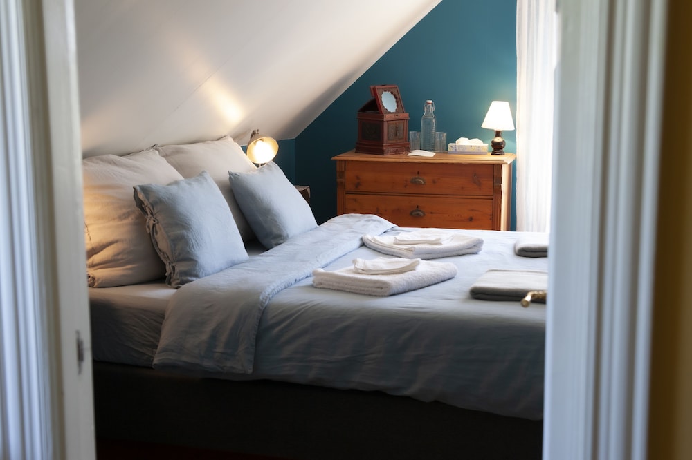 Deluxe Suite, 1 King Bed with Sofa bed, Private Bathroom, Garden View (Blue)