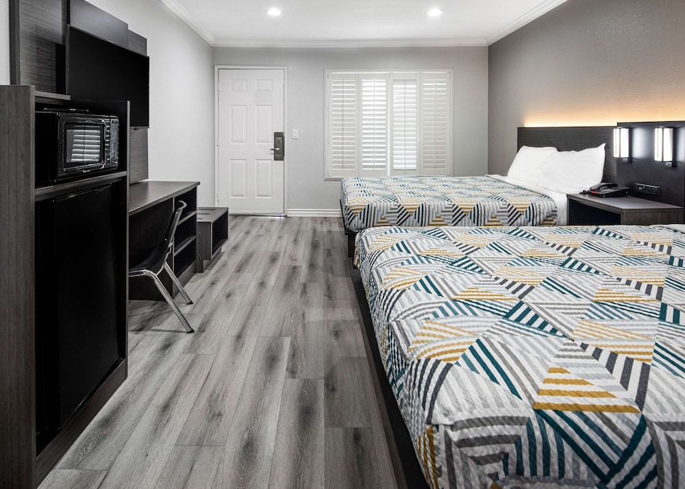 Standard Room, Multiple Beds, Non Smoking - Photo 1